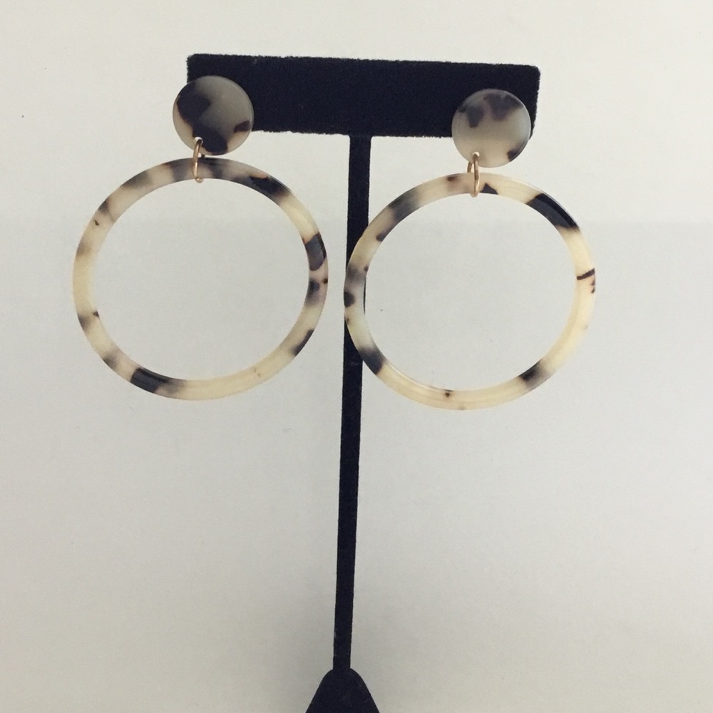 Resin “tortoiseshell”hoop earrings .